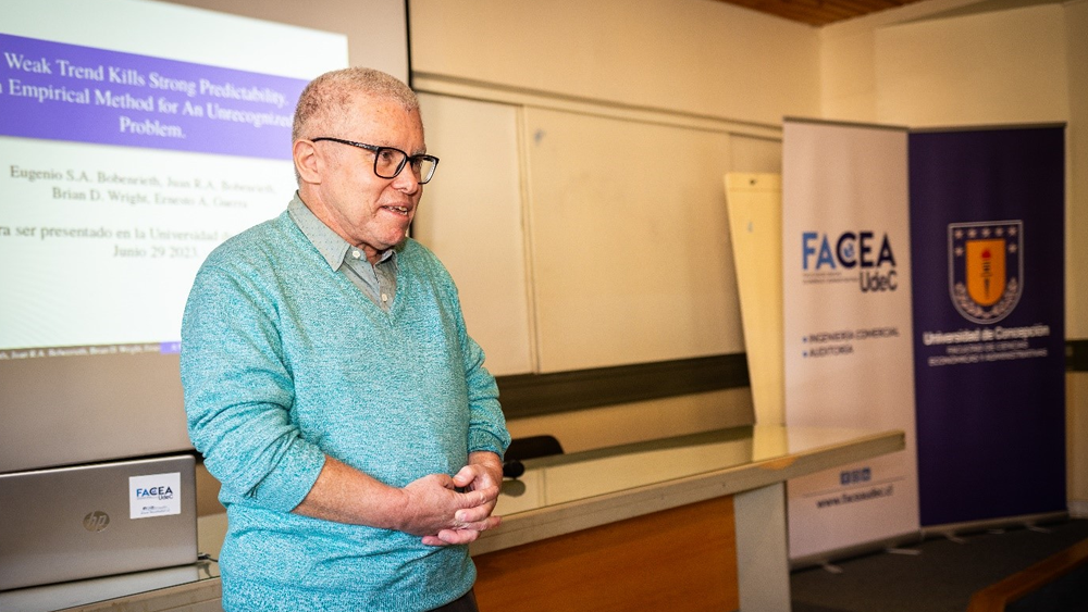 Tercer Seminario de Investigación del Departamento de Economía abordó modelo econométrico con fuerte predictibilidad de cambios de precios