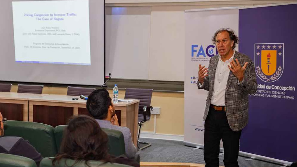 Quinto Seminario de Investigación del Departamento de Economía abordó reforma de mercado para aplicar cobros a restricción vehicular en Bogotá
