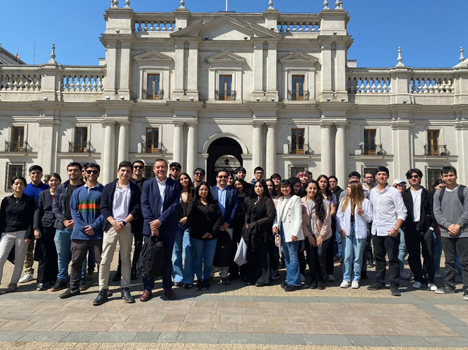 Delegación de estudiantes de Ingeniería Comercial y Auditoría visita Ministerio de Hacienda, Banco Central y PricewaterhouseCoopers