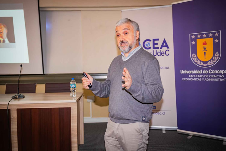 Sexto Seminario de Investigación del Departamento de Economía abordó la mejora de posición competitiva mediante la obtención de información
