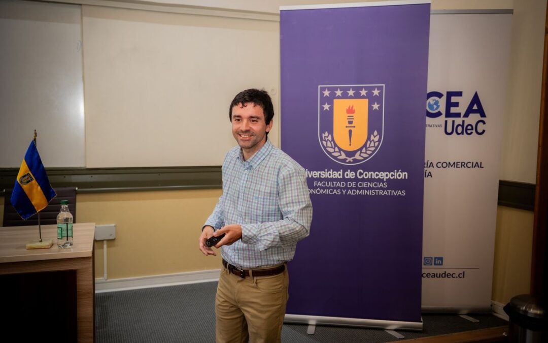 Seminario de Investigación del Departamento de Economía abordó la aversión al riesgo en subastas con securities junto a Diego Carrasco