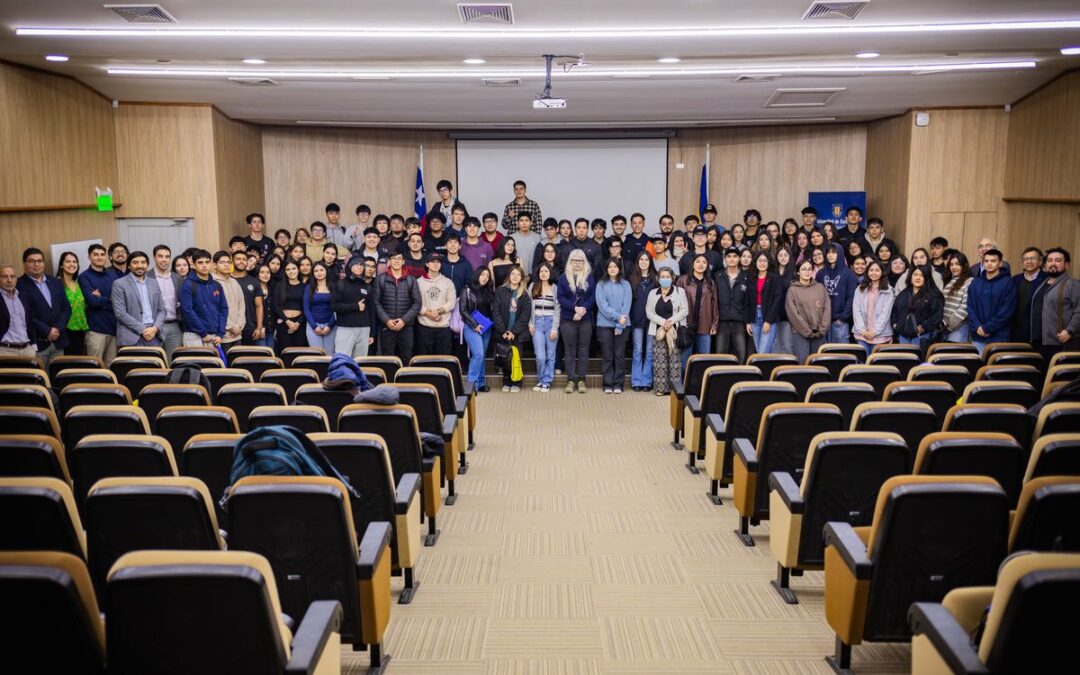 Estudiantes de primer año de Ingeniería Comercial son recibidos en ceremonia de Bienvenida al Año Académico 2025 organizada por la FACEA UdeC