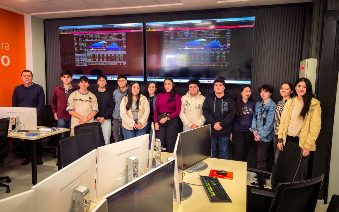 Facultad de Ciencias Económicas y Administrativas certificará a estudiantes de Ingeniería Comercial mediante programa Bloomberg for Education para el uso avanzado de terminales del Laboratorio de Finanzas Itaú