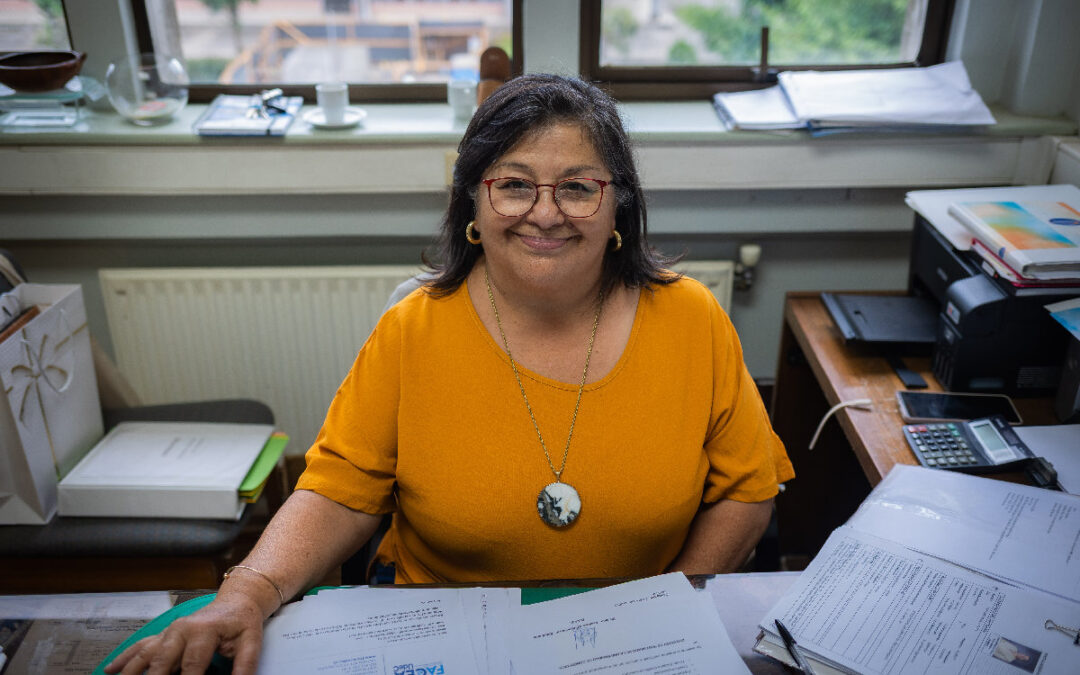 Solangella León se acoge a retiro tras 43 años de servicio en la Facultad de Ciencias Económicas y Administrativas UdeC