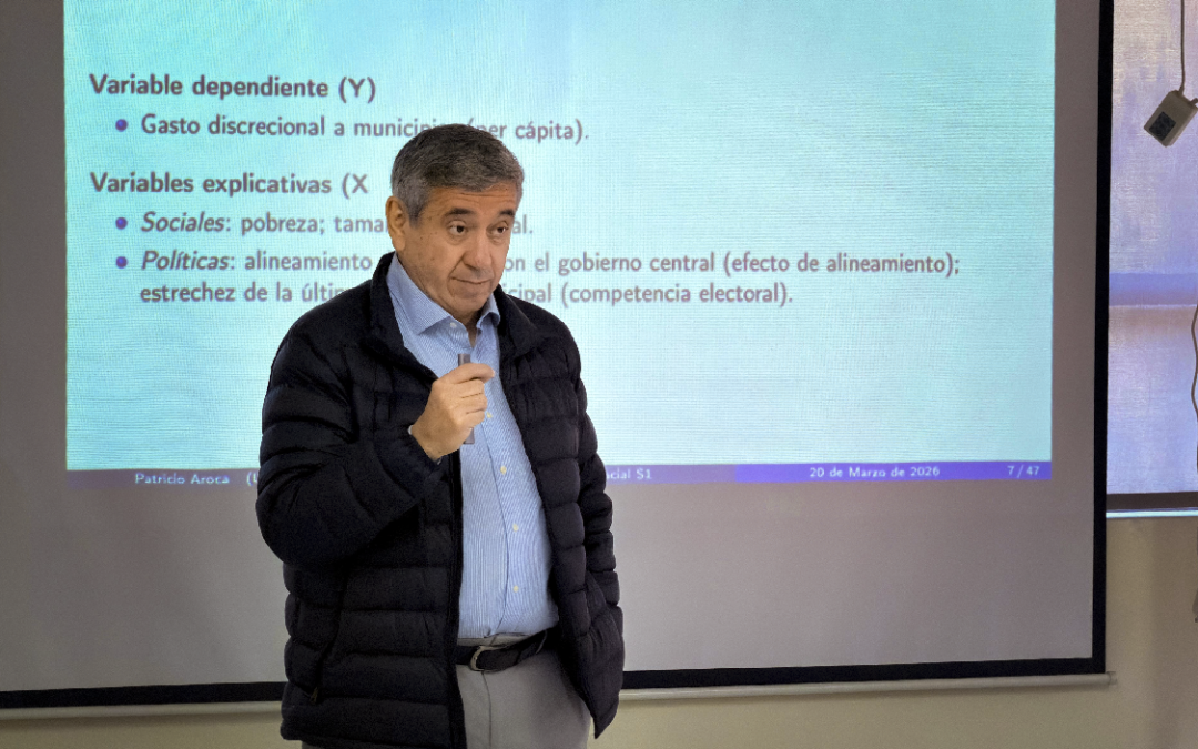 Ph.D. Patricio Aroca expuso sobre “Modelación del Espacio y los Flujos: Teoría y Práctica de la Econometría Espacial Moderna” a estudiantes de postgrado