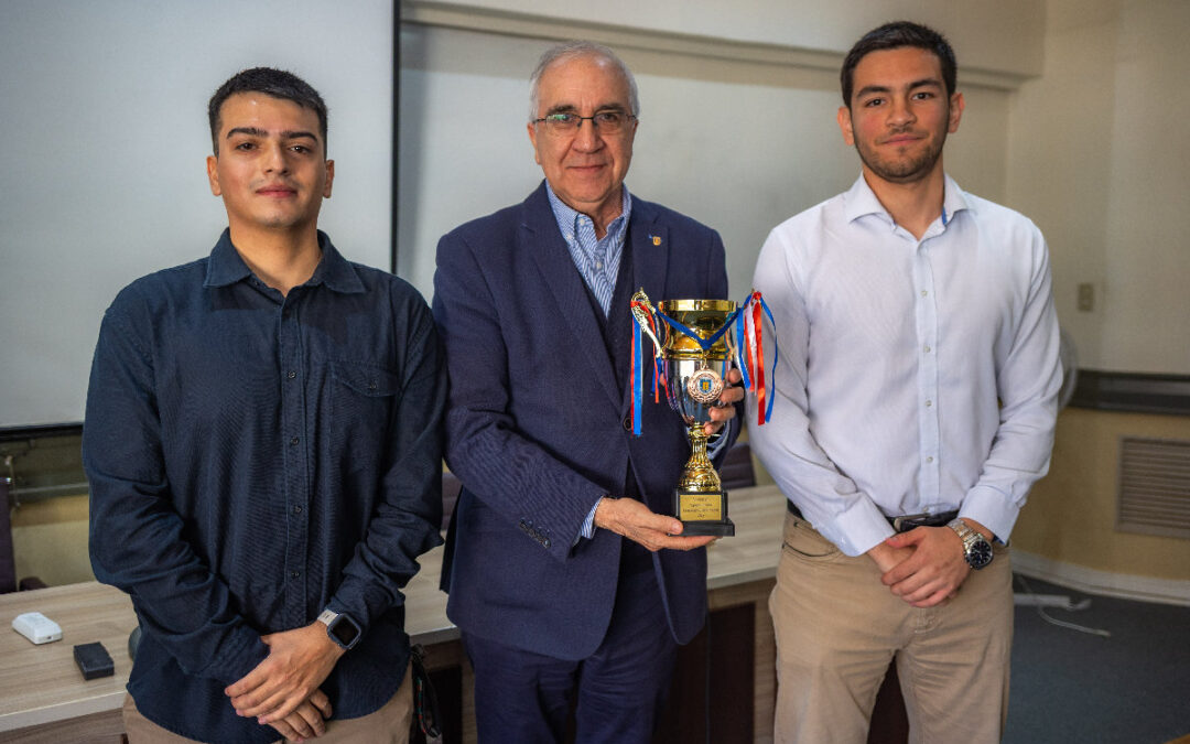 Facultad reconoce a equipo de fútbol Comercial FC por tercer lugar en campeonato de Interfacultades UdeC y se presenta nueva indumentaria deportiva