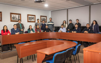 Investigador de la Universidad de Sevilla dicta clase sobre recursos humanos a estudiantes del Magíster en Administración de Empresas UdeC